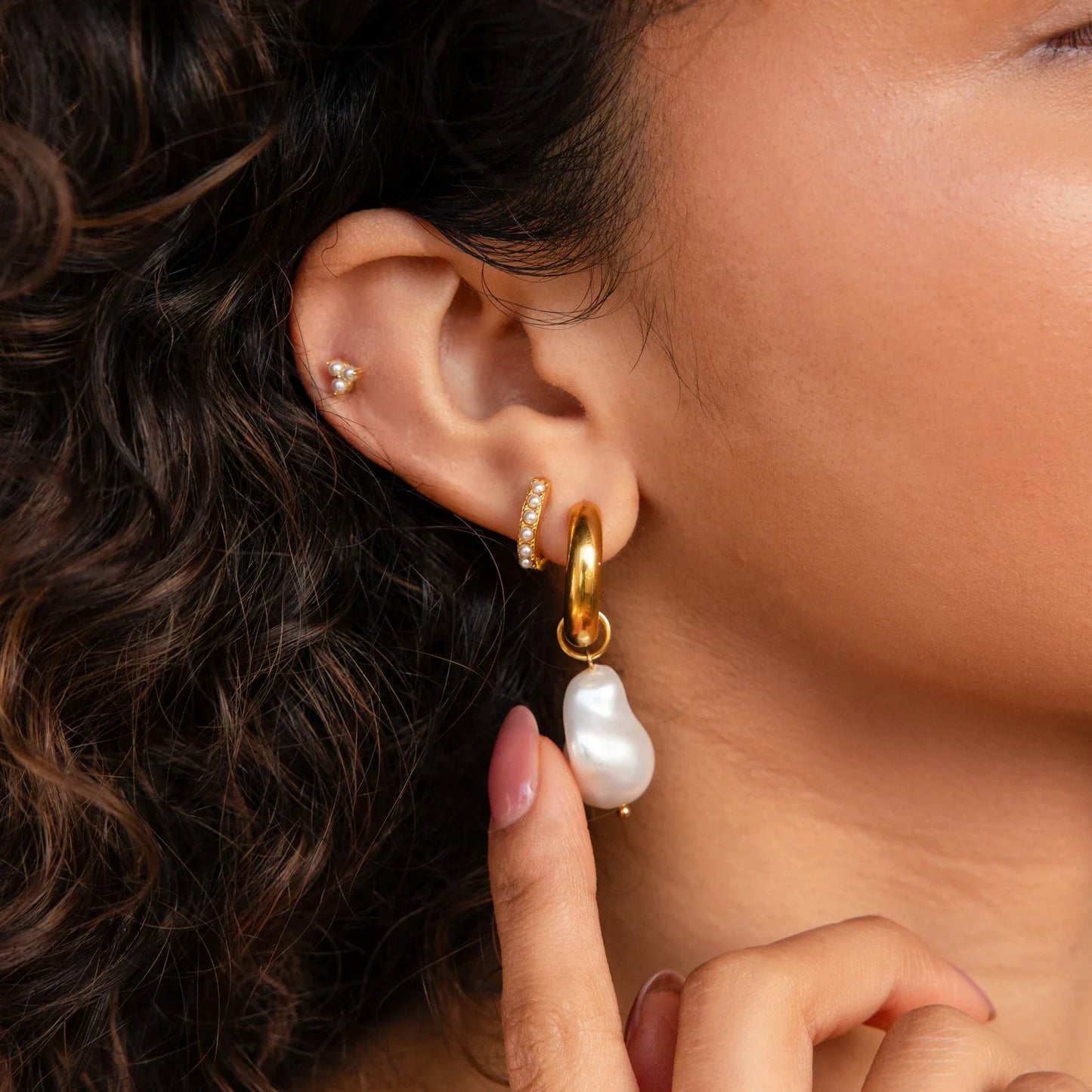 Baroque_Pearl_Drop_Hoop_Earrings
