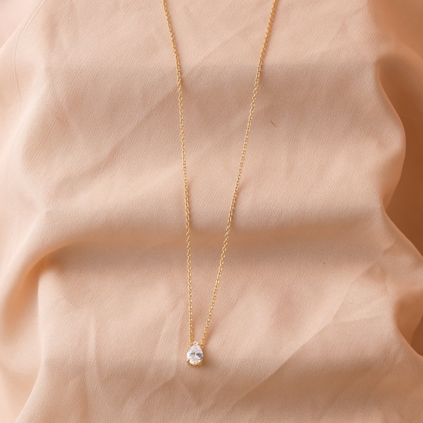 Classic diamond pendant on chain