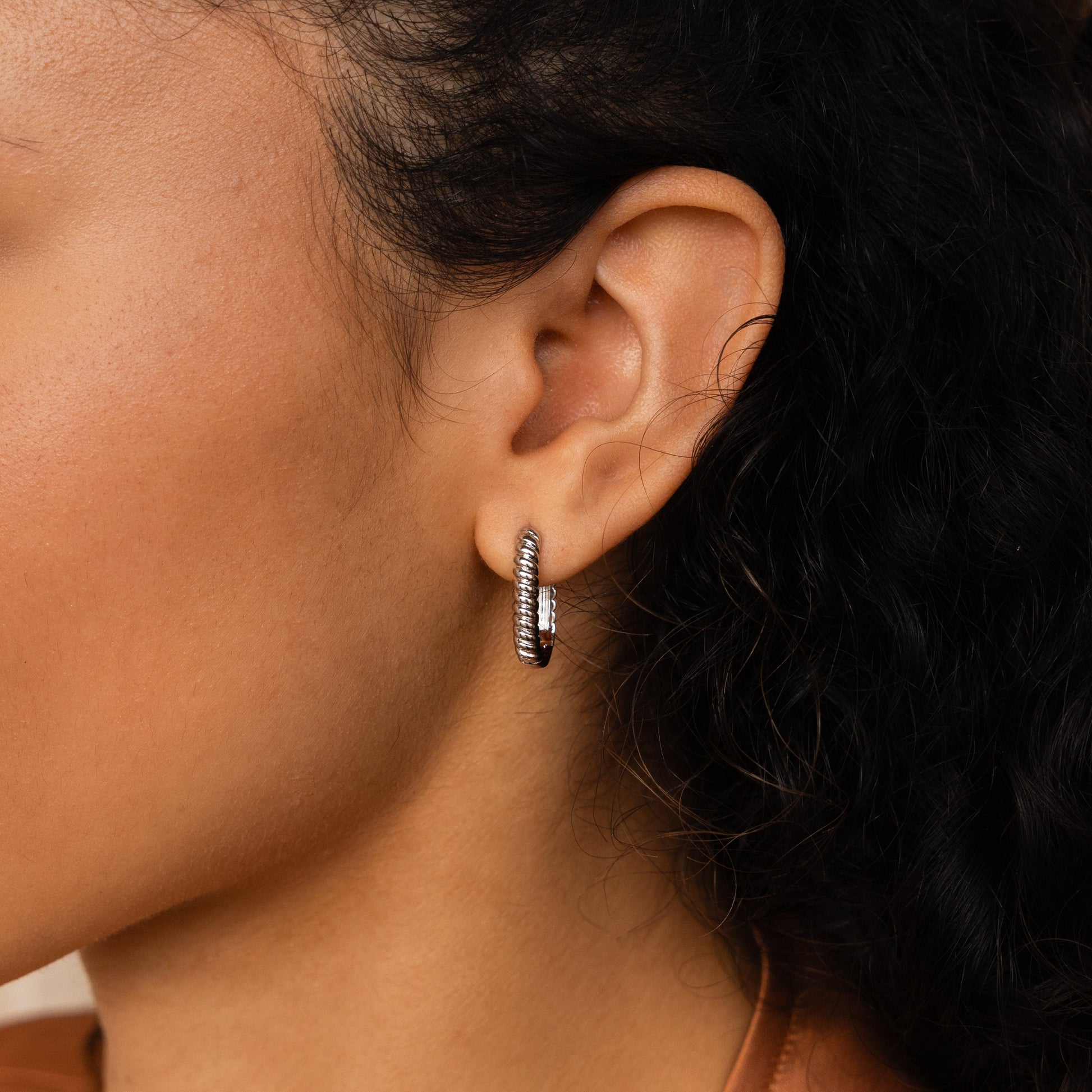 Twisted_Link_Hoops_925_silver_side_view