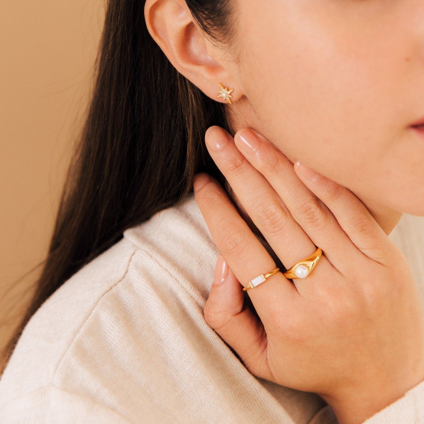 Timeless Sophistication: The Penelope Pearl Signet Ring 18K Gold