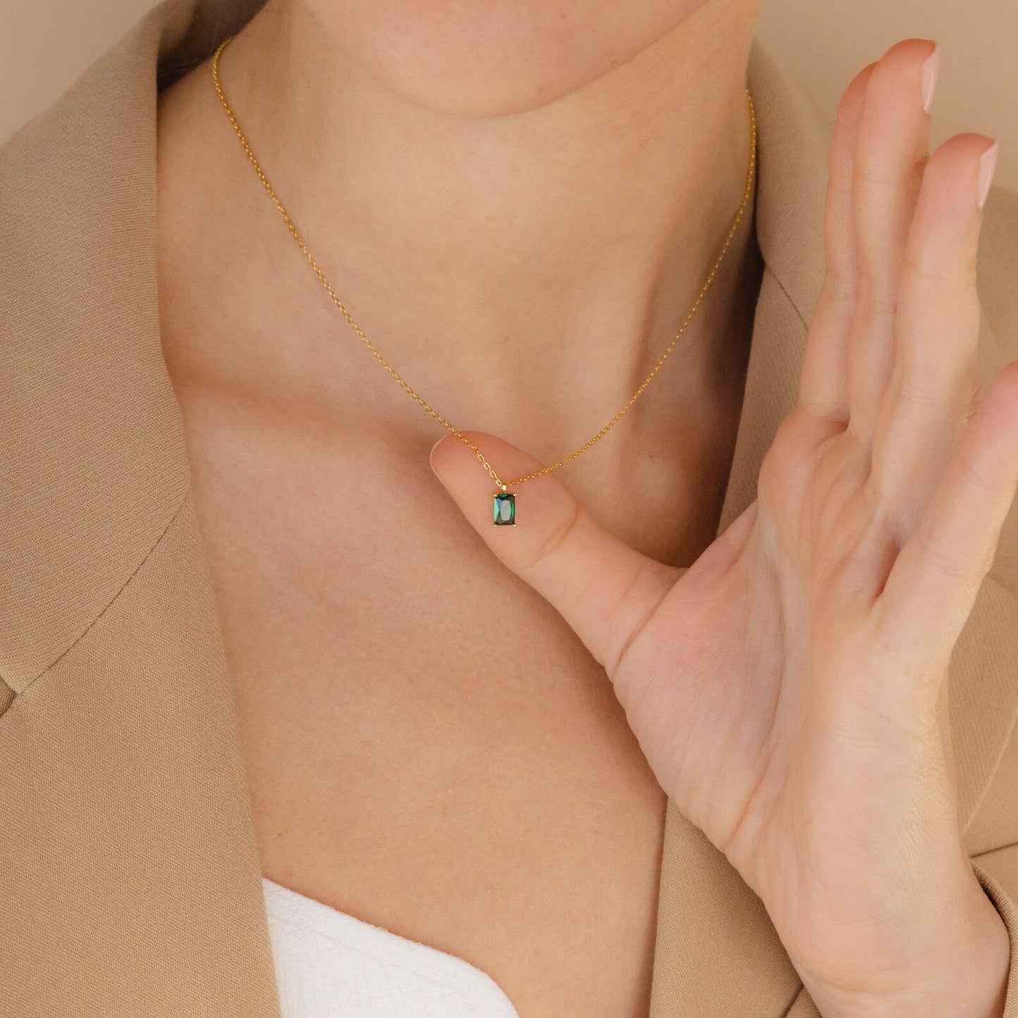 Personalized Elegance: Maia Emerald Pendant Necklace