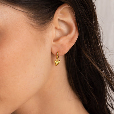 Shark Tooth Huggie Hoop Earrings: Embrace Beach Vibes Year-Round