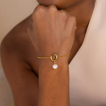 Versatile Elegance: Pearl Charm Pendant