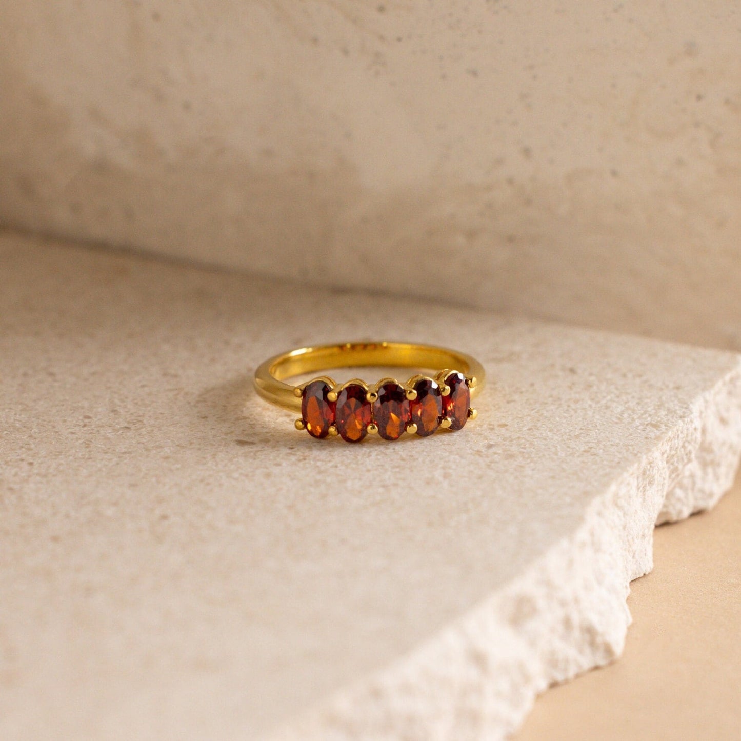 Personalized Elegance: The Oval Birthstone Ring 18K Gold