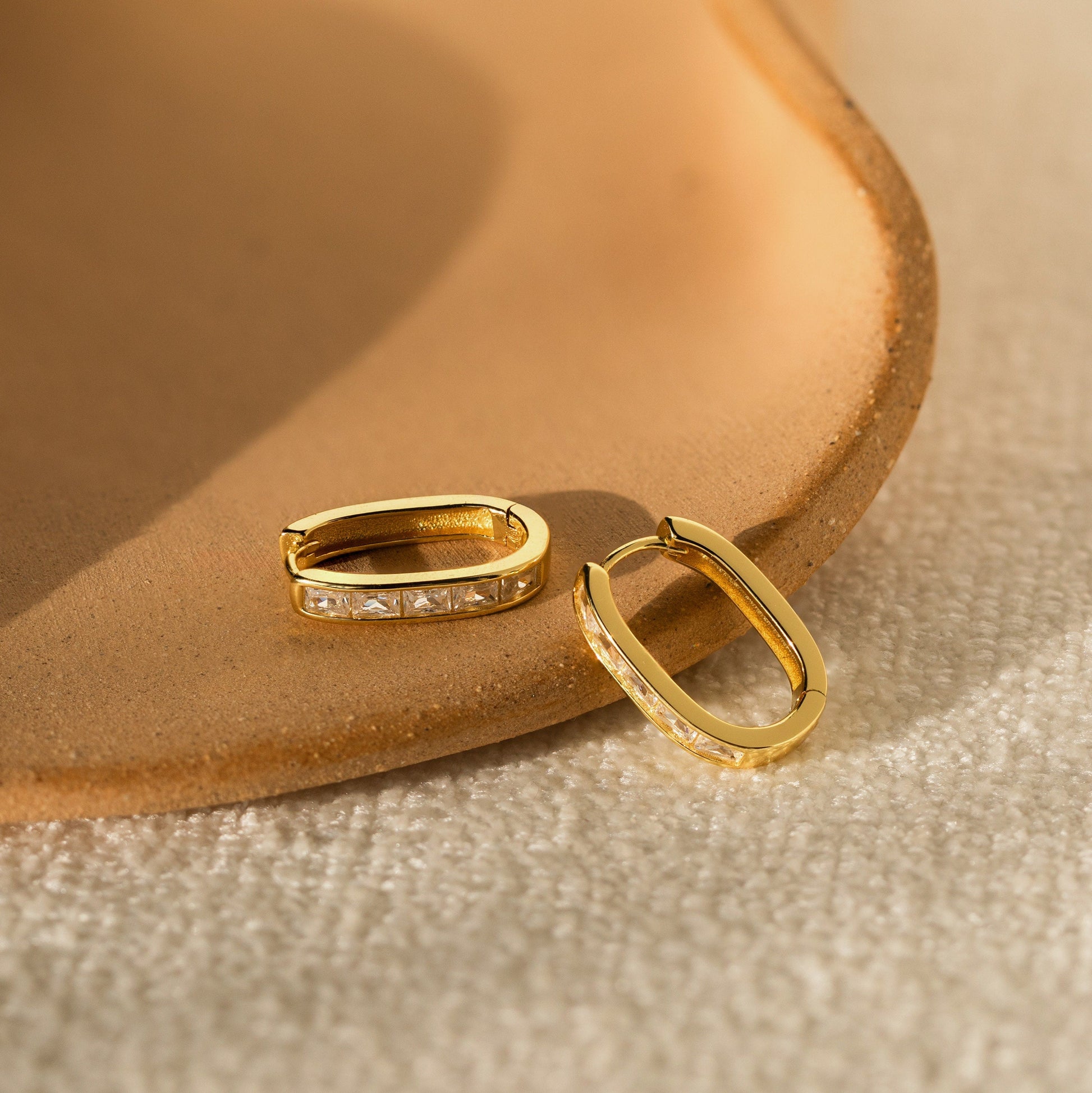 Baguette_Link_Hoop_Earrings_18K_gikd_side_view