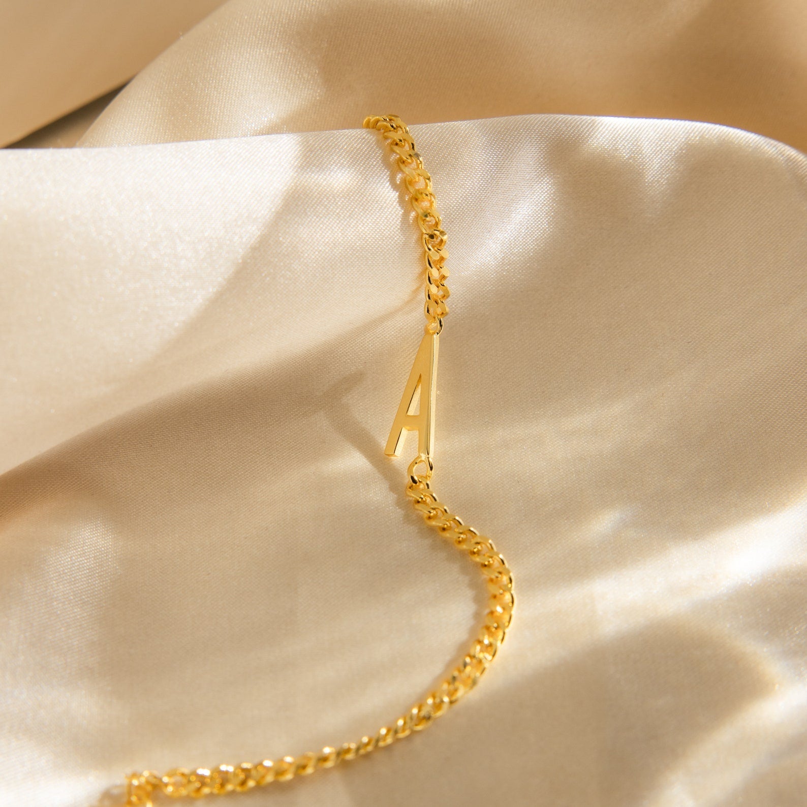 Curb_Chain_Letter_Bracelet_18k_gold