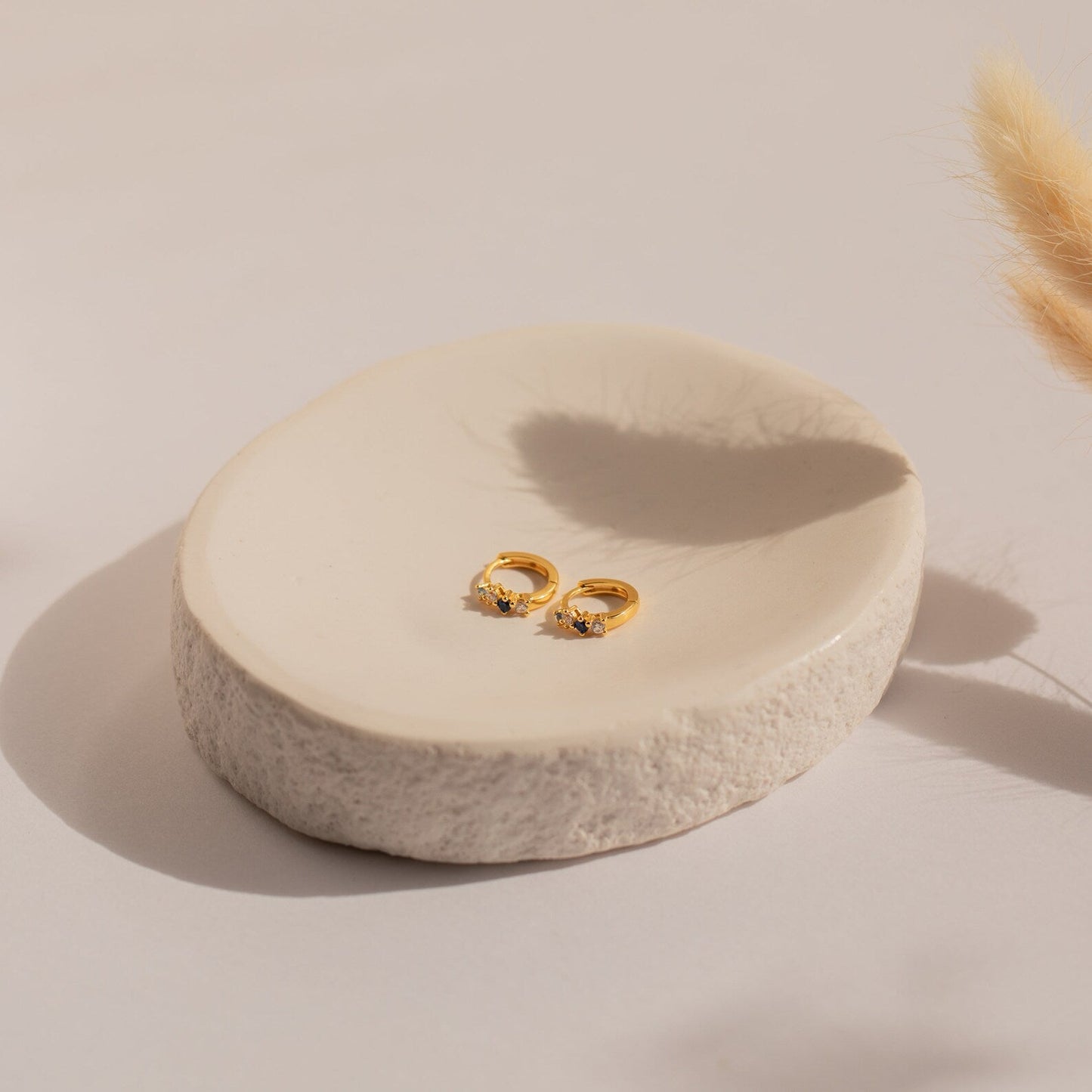 Chic Simplicity: Minimalistic Huggie Hoop Earrings