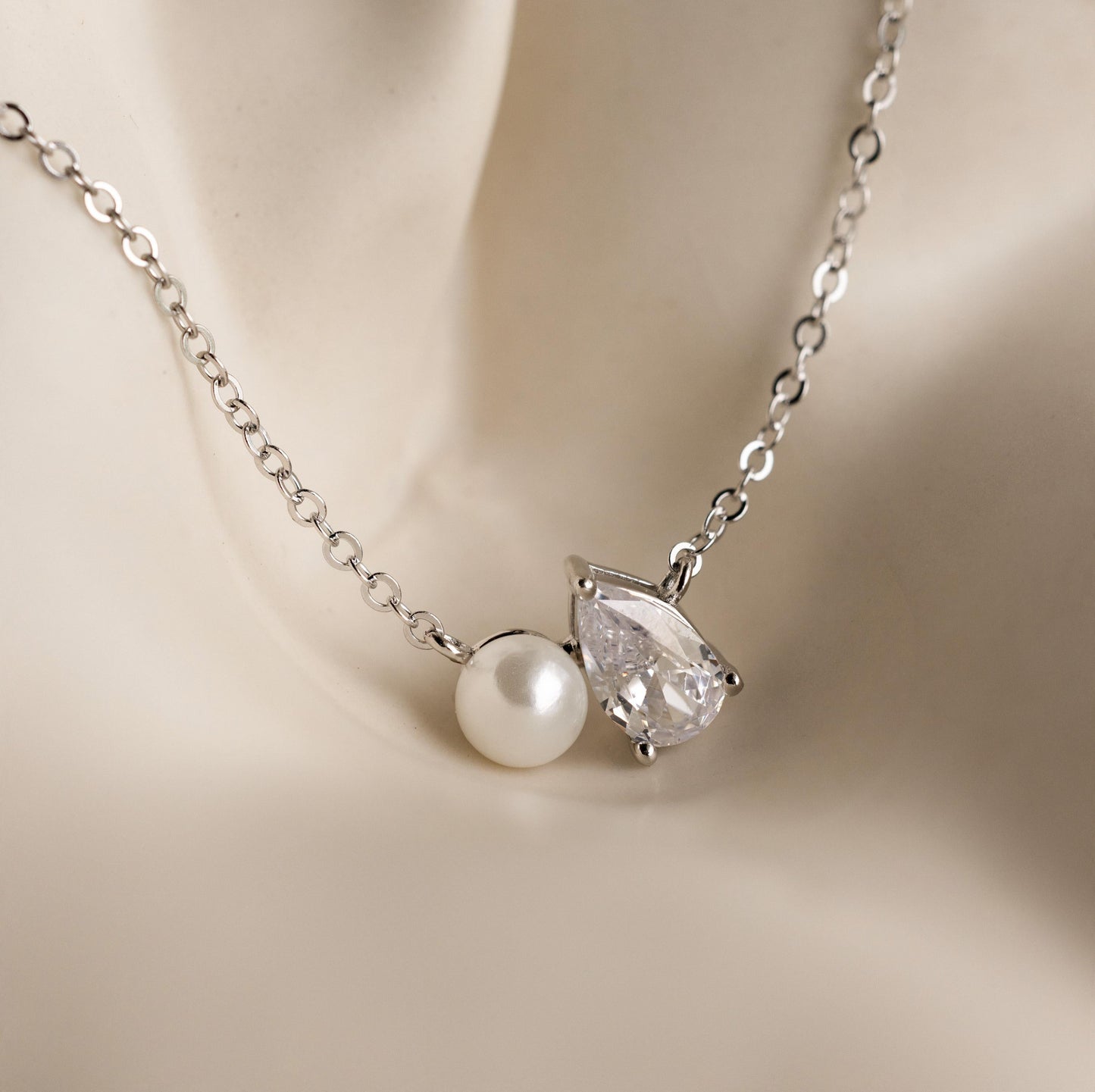 Pearl_Diamond_Necklace_silver_close_view