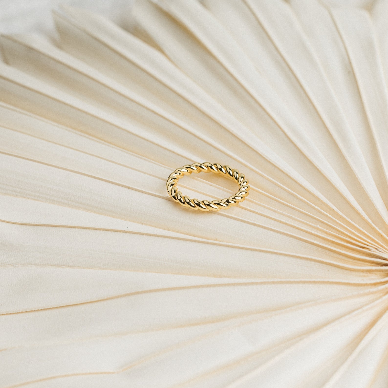 Bold Elegance: The Tia Thick Twist Ring 18K Gold