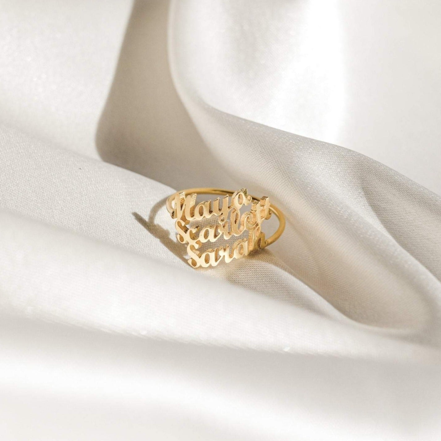 Celebrate Your Closest Bonds with the London Multiple Name Ring 18K Gold
