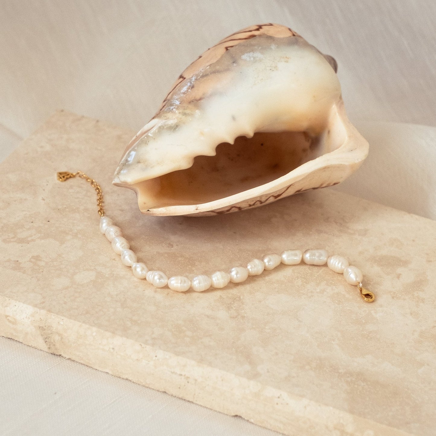 Bold Pearl Bracelet: Timeless Elegance and Grace