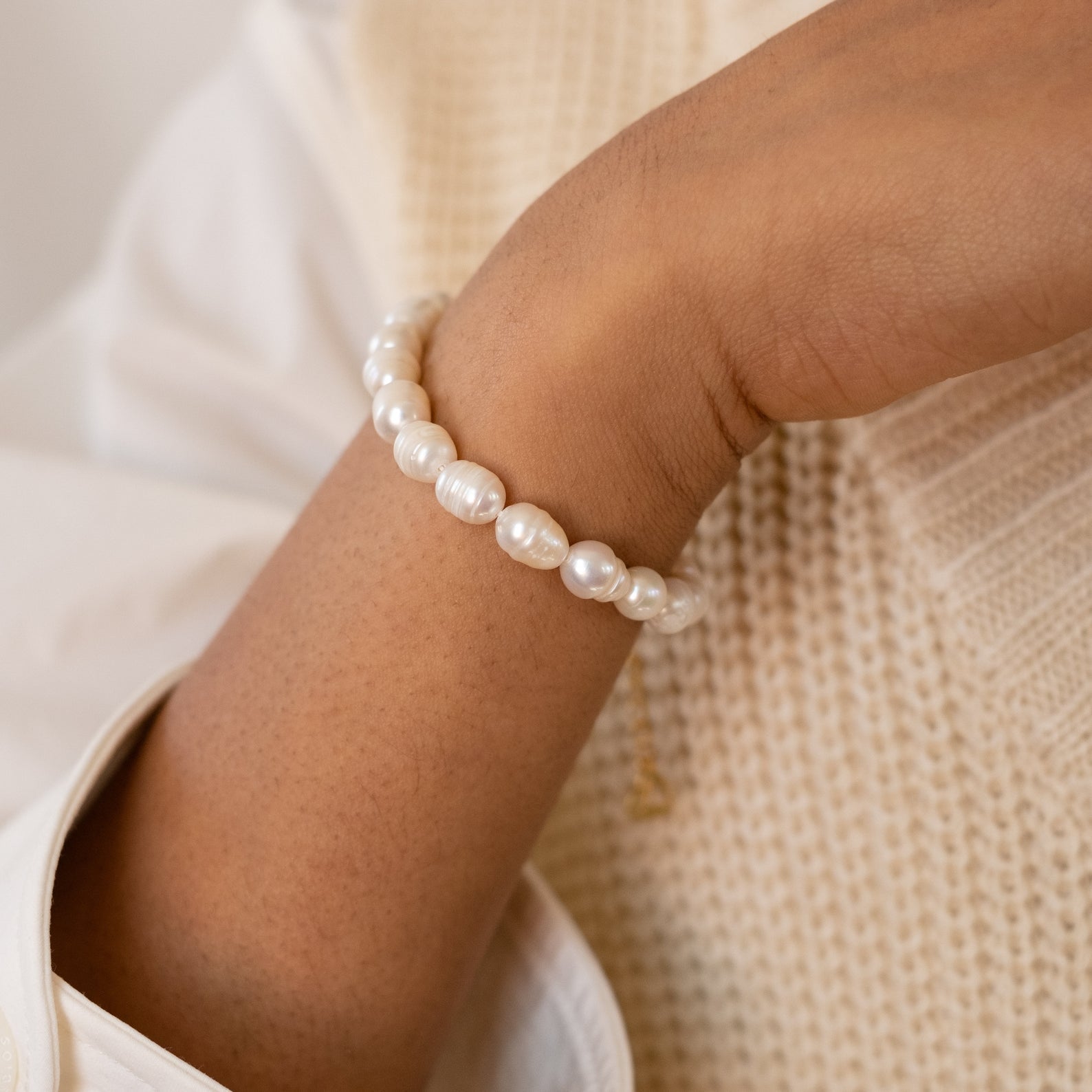 Bold Pearl Bracelet: Timeless Elegance and Grace