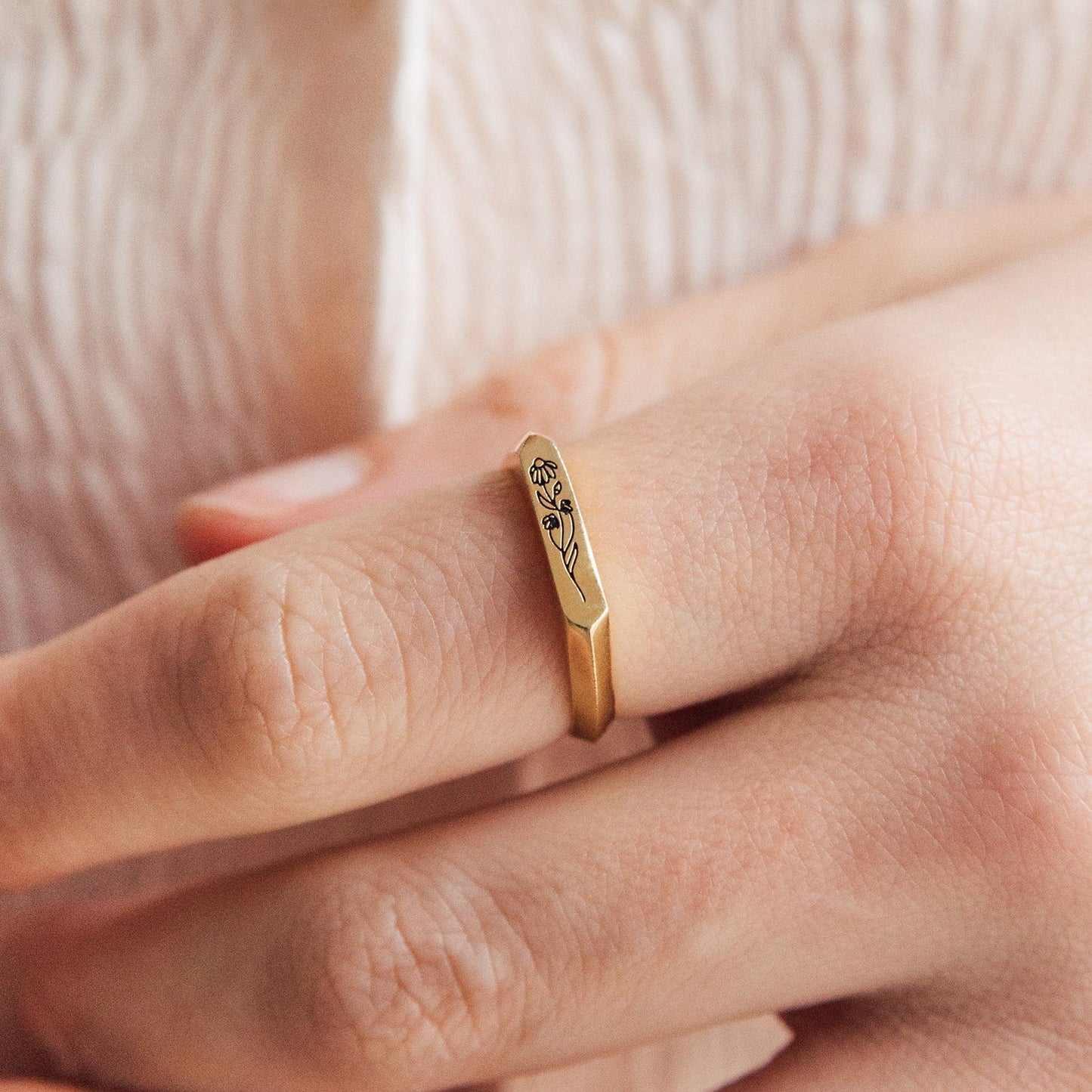 Eternal Remembrance: The Personalized Bar Ring 18K Gold