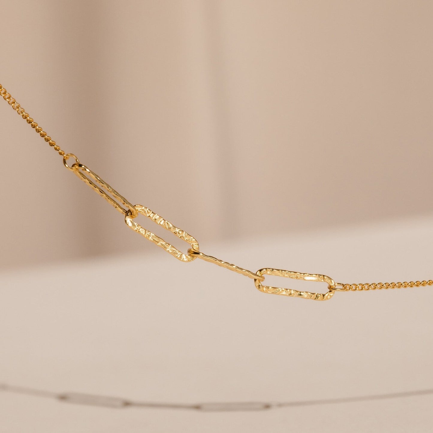 Textured Paperclip Necklace: Elevate Your Minimalist Styl