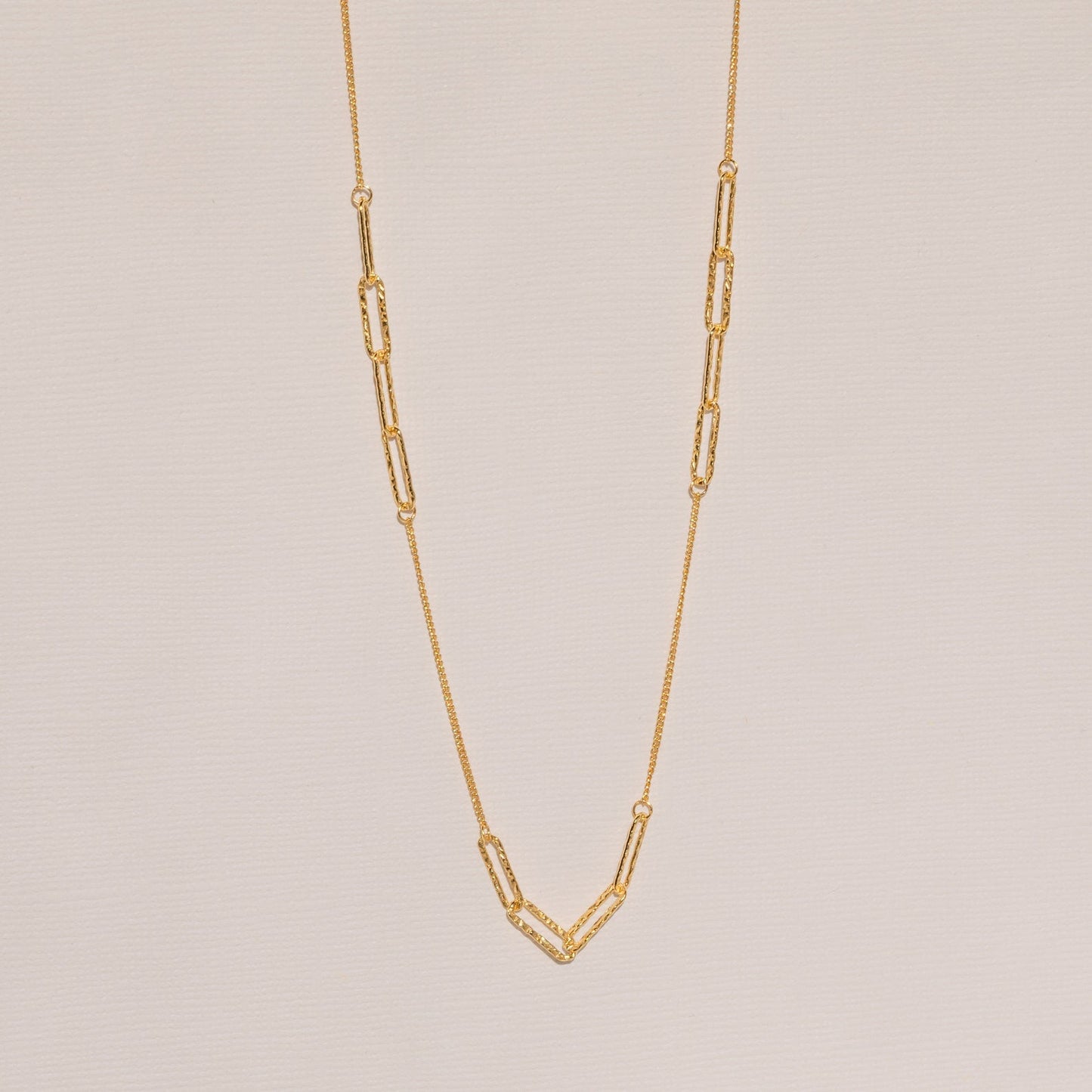 Textured Paperclip Necklace: Elevate Your Minimalist Styl