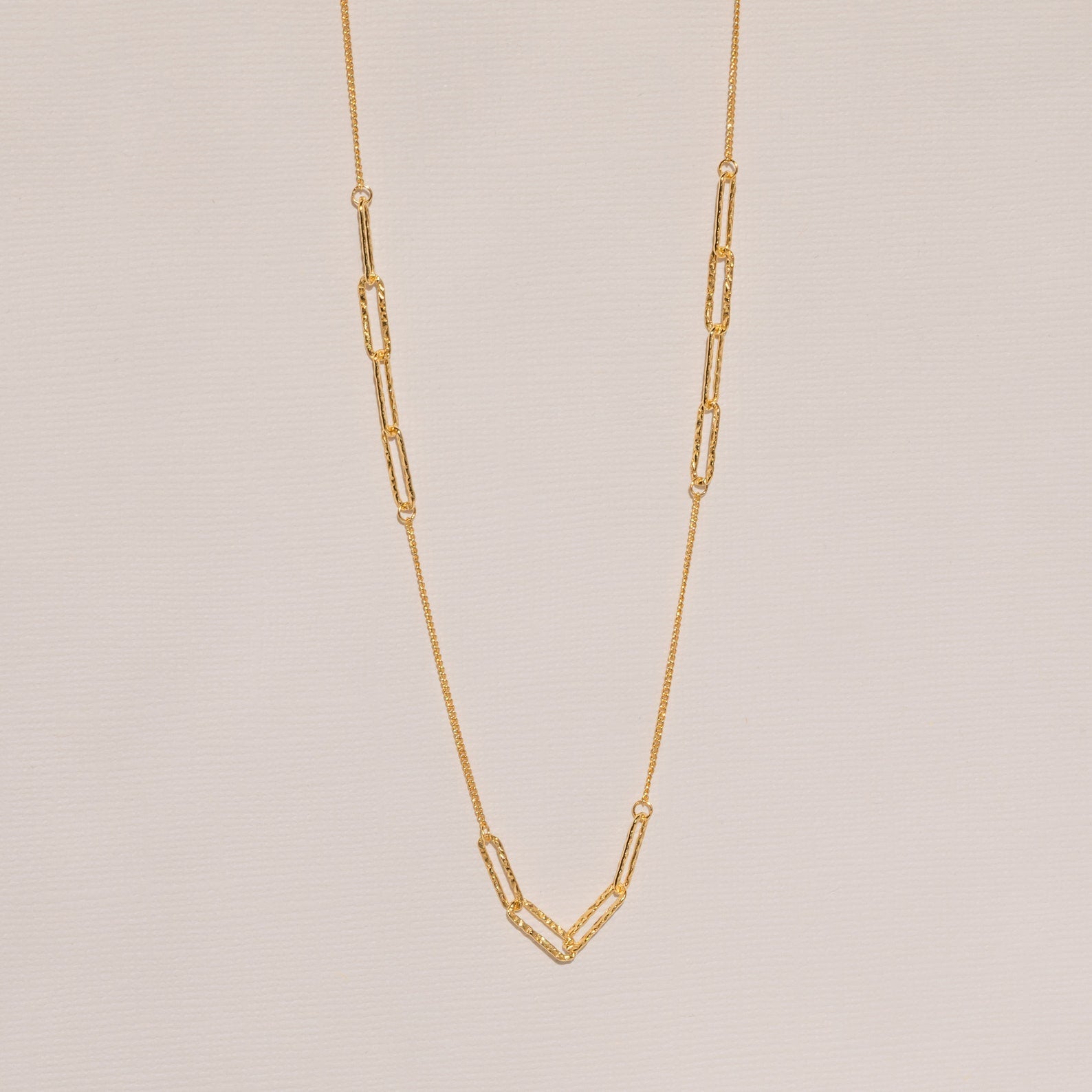 Textured Paperclip Necklace: Elevate Your Minimalist Styl
