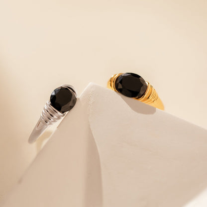 Vintage Chic: Dusk Signet Ring with Black Onyx Stone