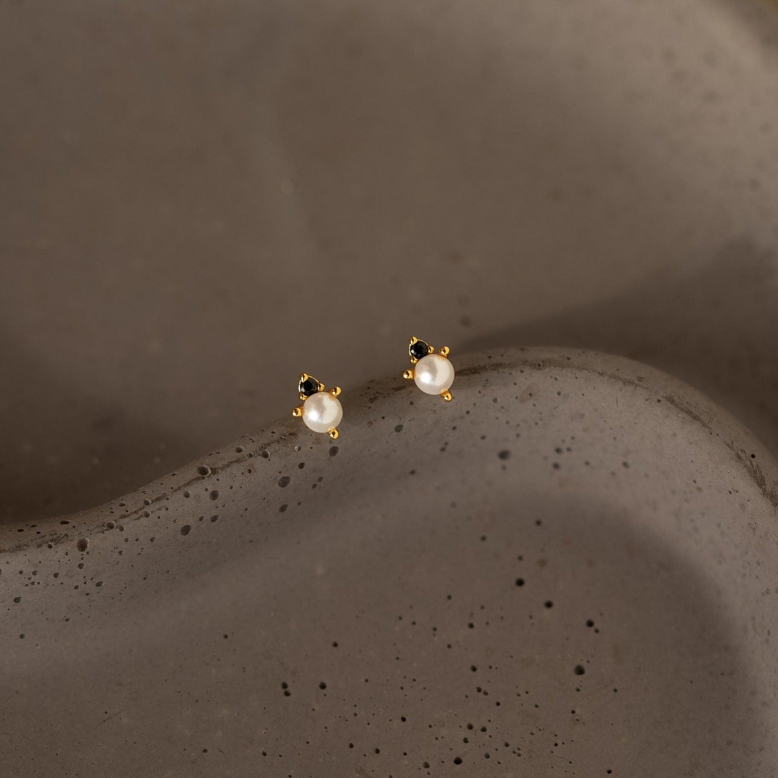 Elevated Elegance: Onyx and Pearl Stud Earrings 18K Gold