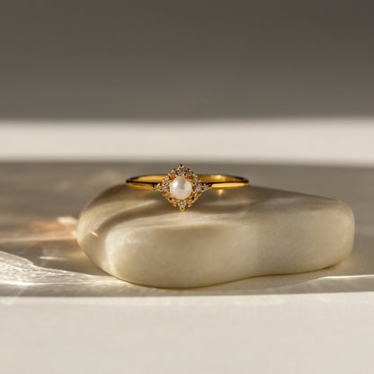Timeless Charm: Vintage Pave Pearl Ring 18K Gold
