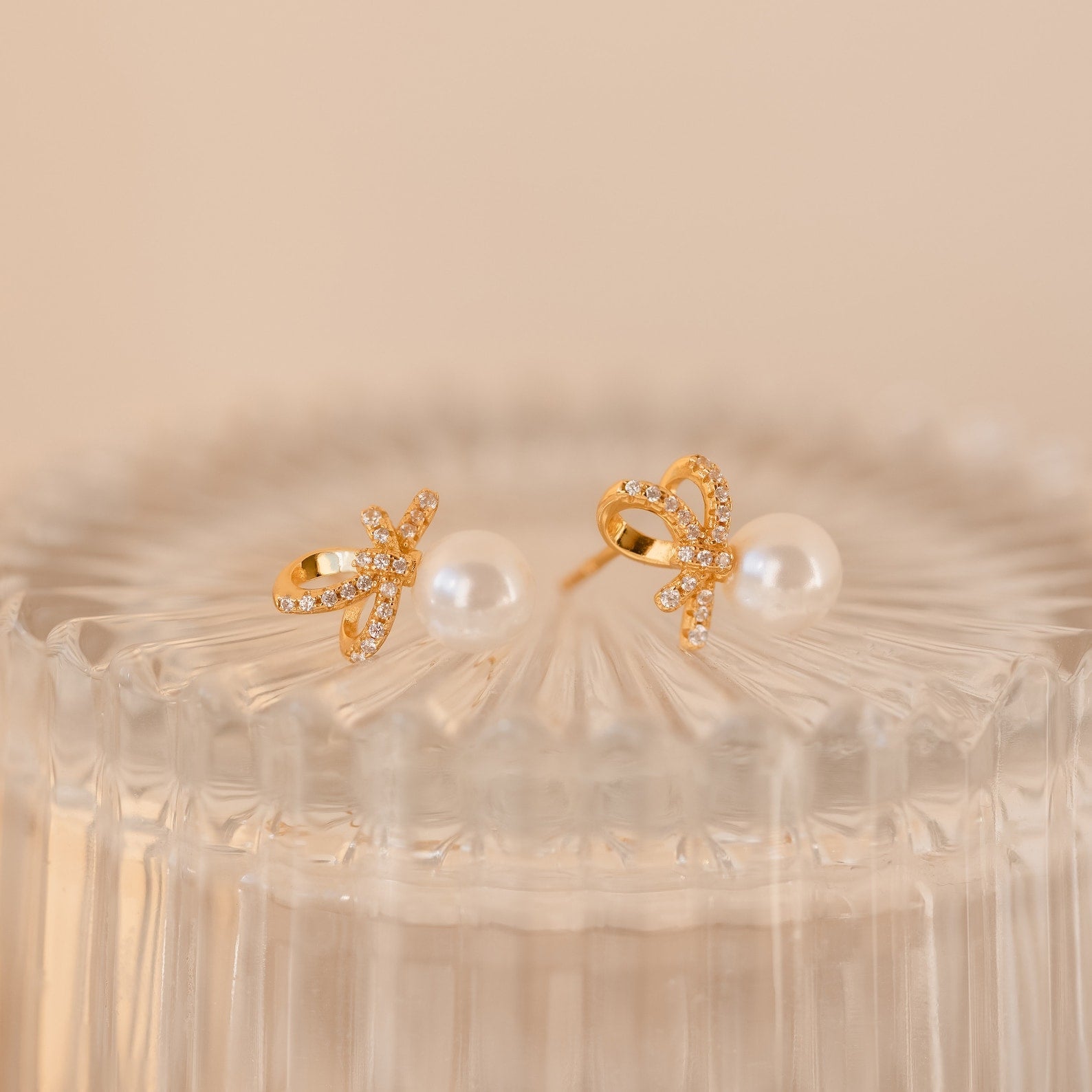 Charming Elegance: Pearl Bow Stud Earrings 18K Gold