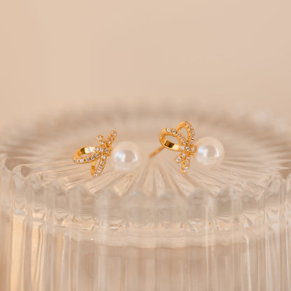 Charming Elegance: Pearl Bow Stud Earrings 18K Gold