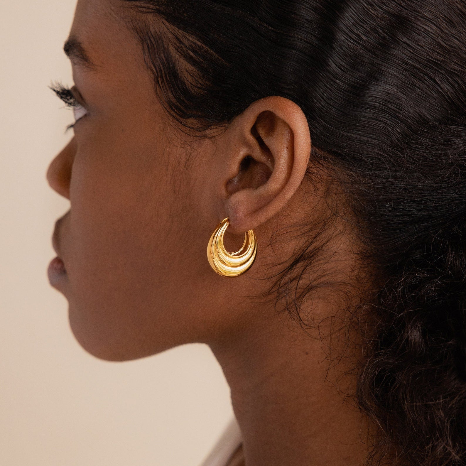 Modern Sophistication: Statement Ribbed Oval Hoop Earrings