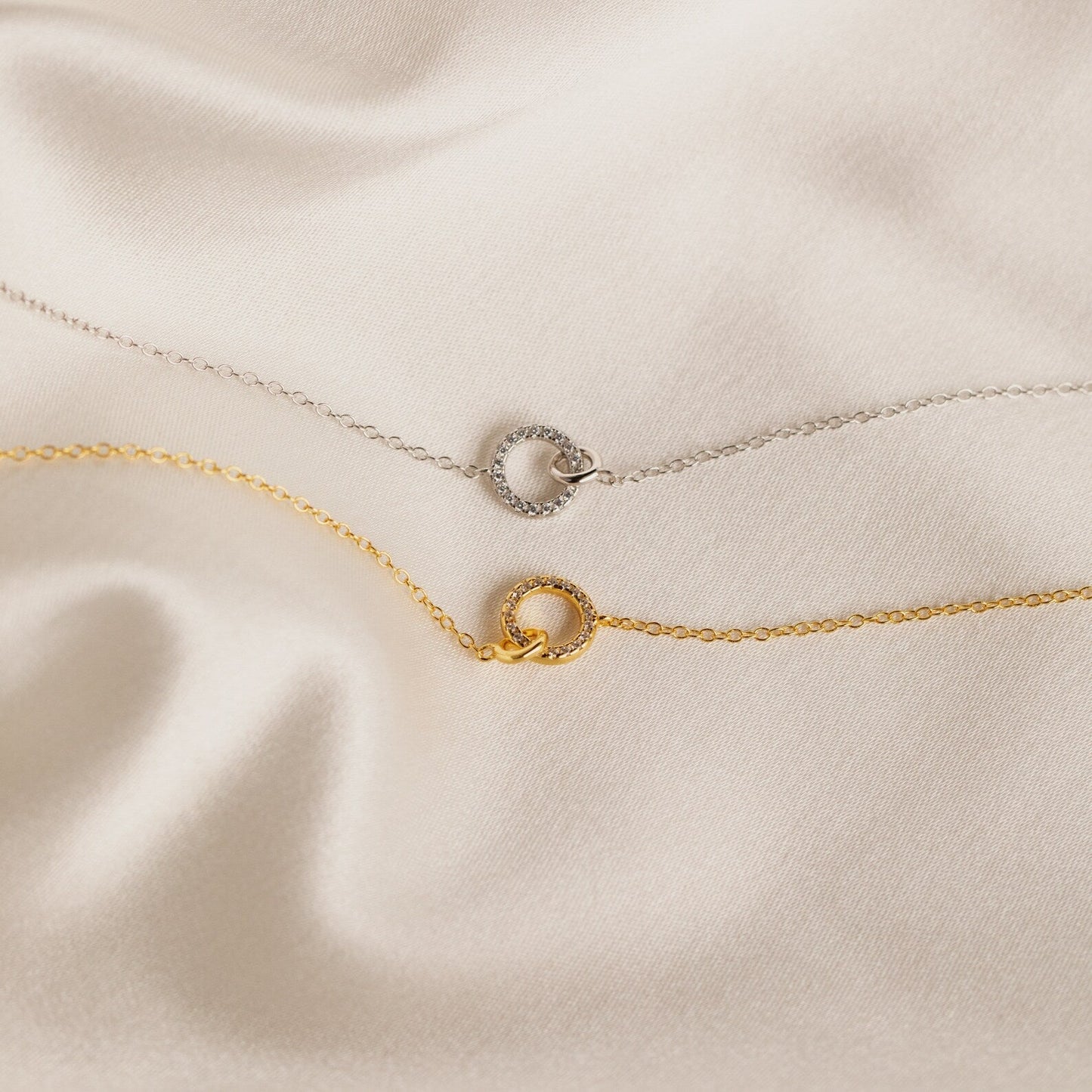 Elegant Interlocking Charm Necklace: Timeless Symbol of Love