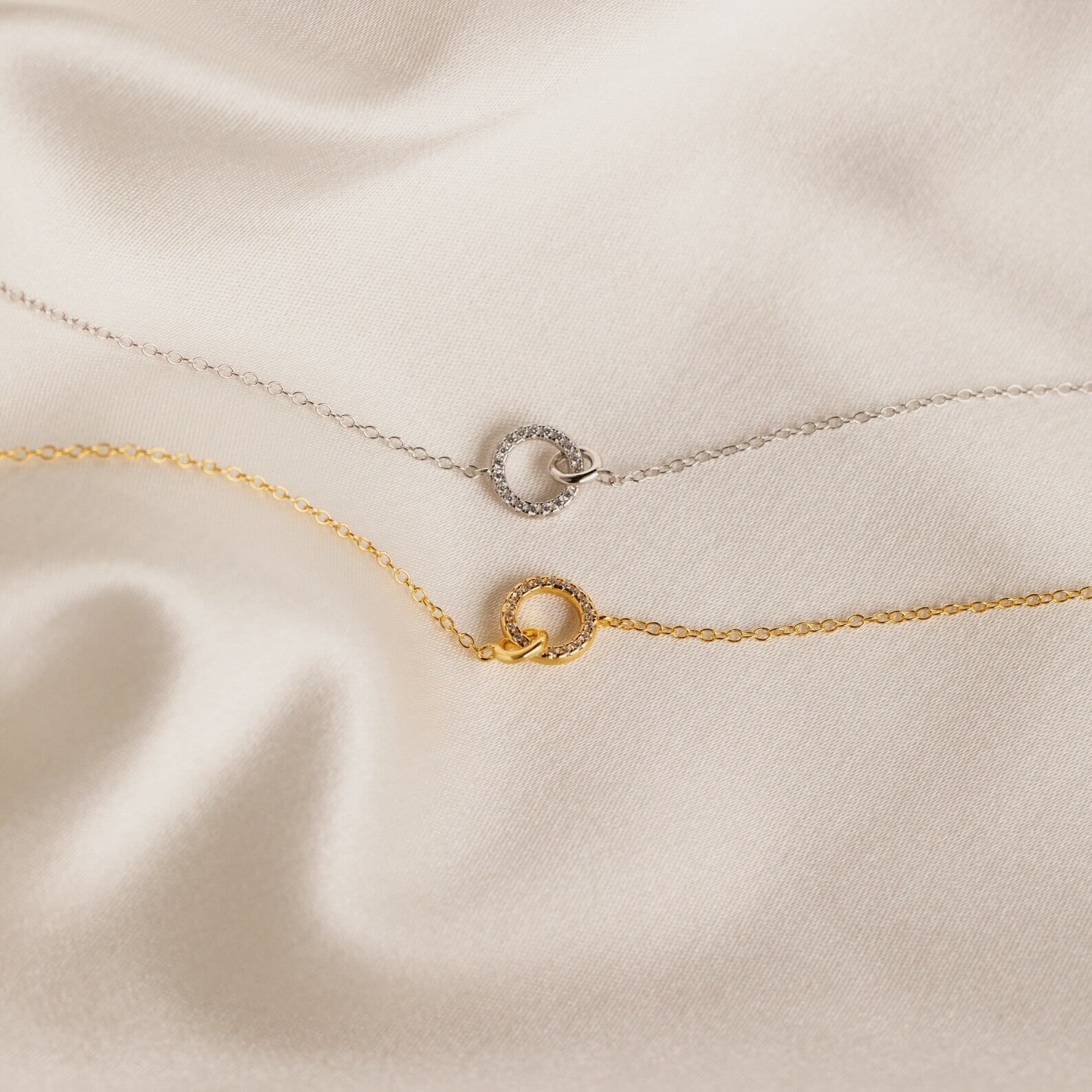 Elegant Interlocking Charm Necklace: Timeless Symbol of Love