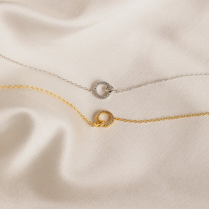 Elegant Interlocking Charm Necklace: Timeless Symbol of Love
