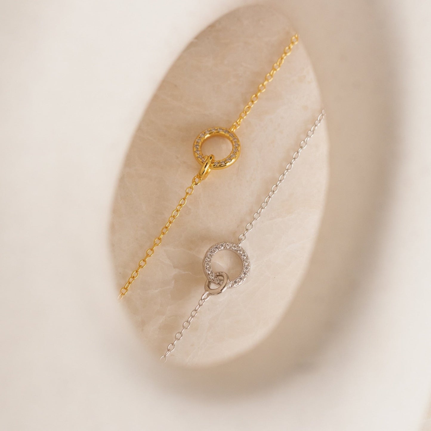 Elegant Interlocking Charm Necklace: Timeless Symbol of Love