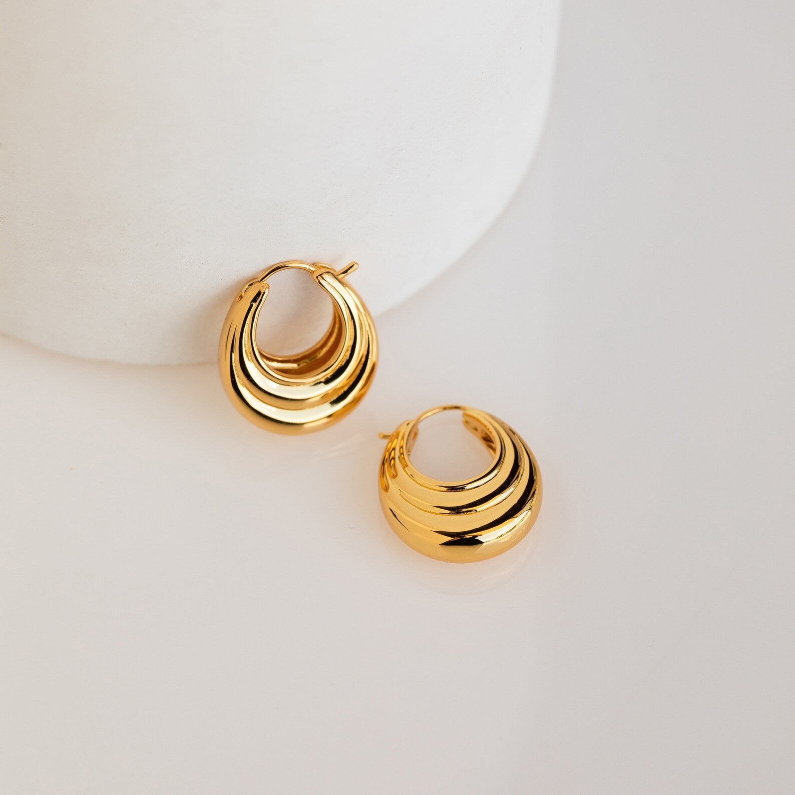 Modern Sophistication: Statement Ribbed Oval Hoop Earrings 18K Gold