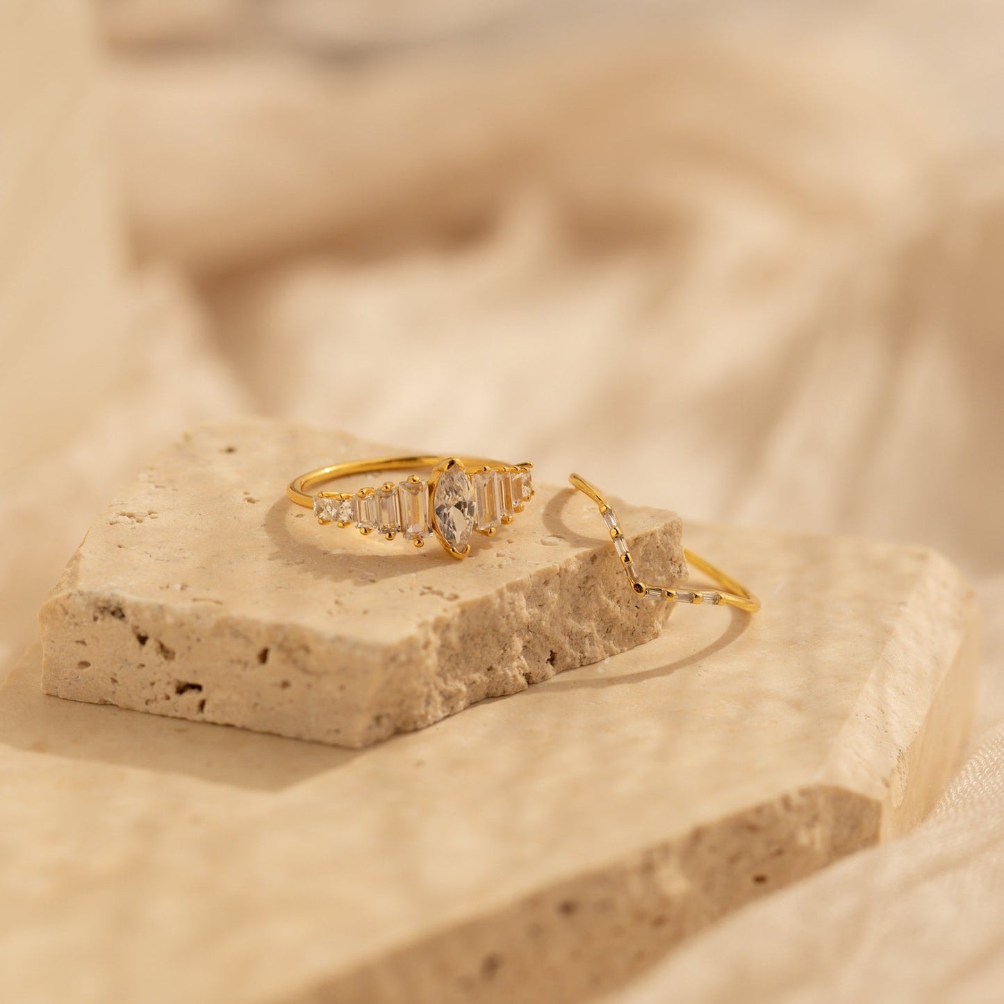 Vintage Radiance: Art Deco Diamond Ring Set 18K Gold
