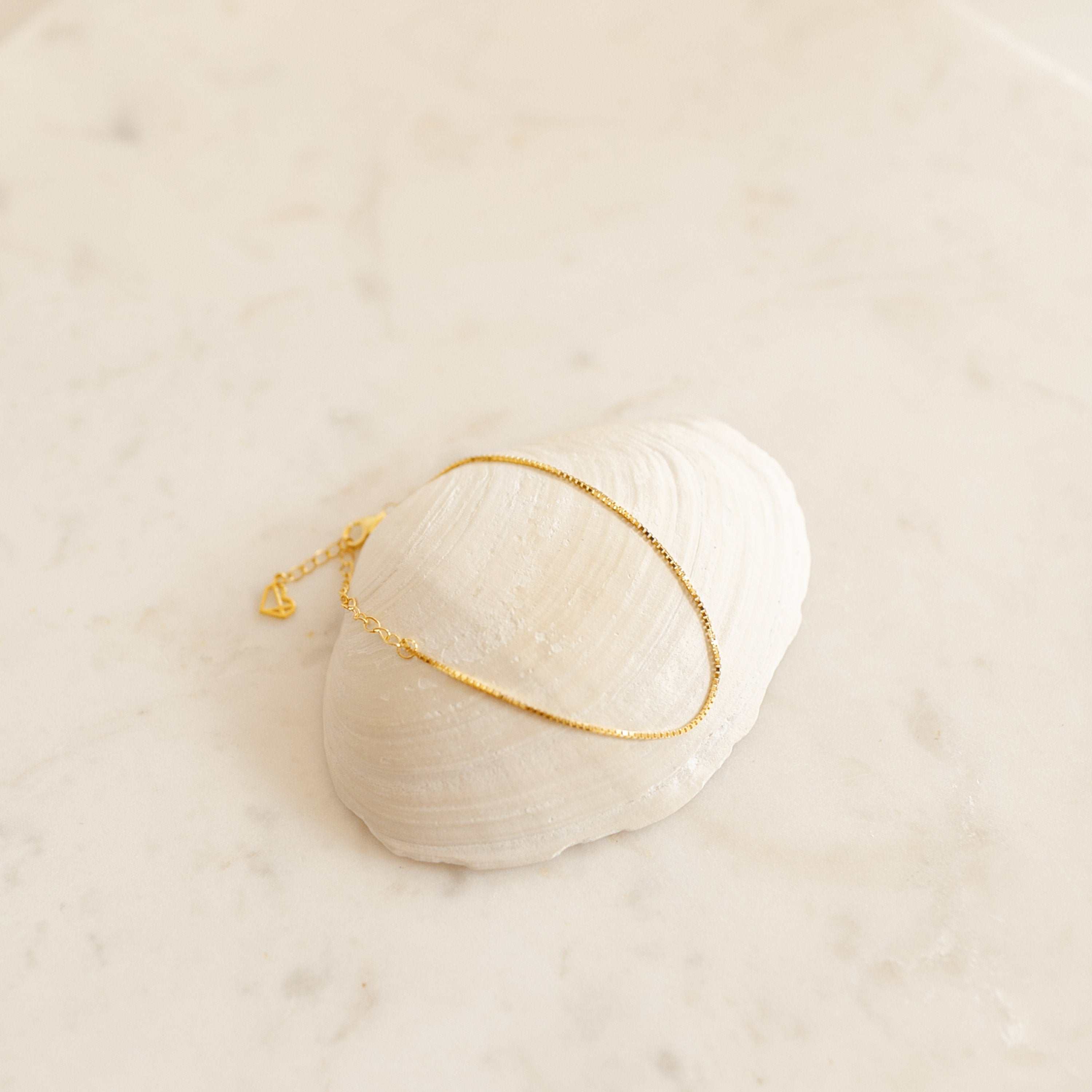 Box Chain Bracelet: Sleek Modern Elegance