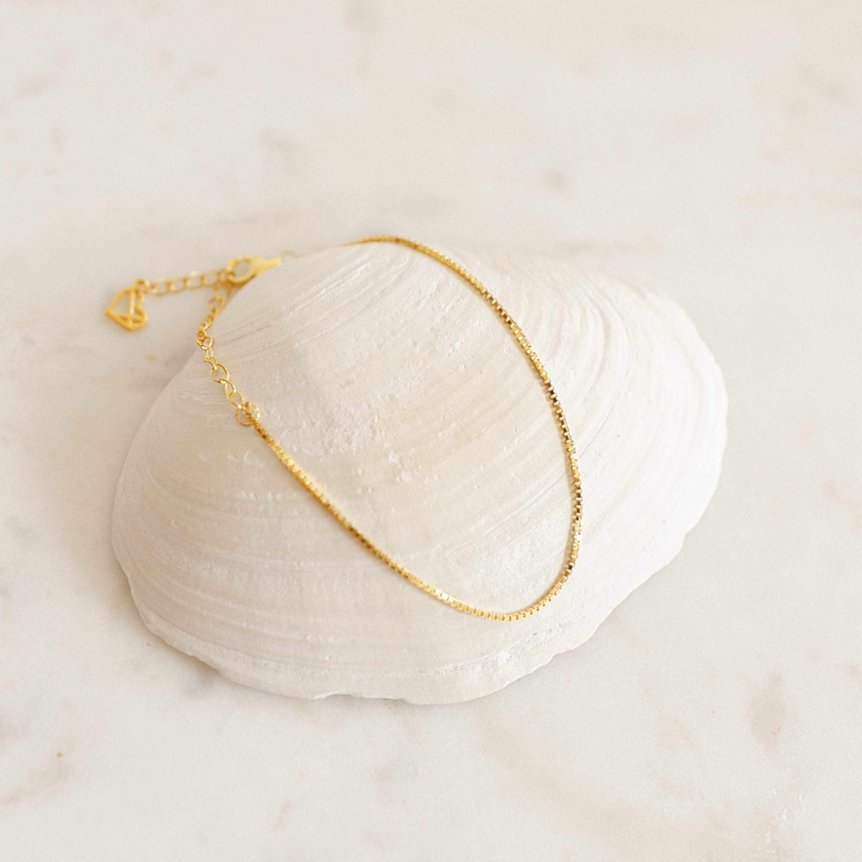 Box Chain Bracelet: Sleek Modern Elegance
