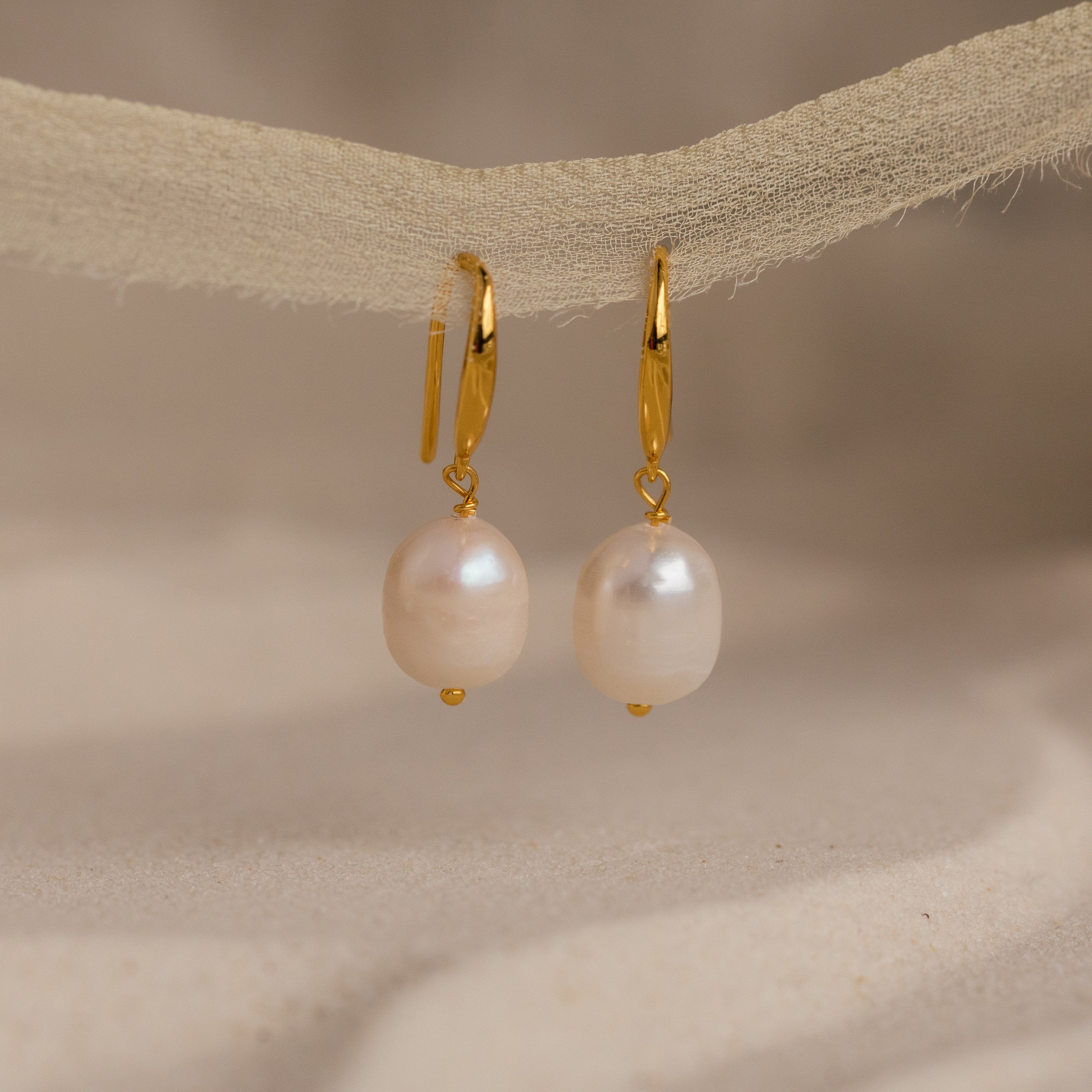 Timeless Pearl Drop Earrings: Elegance for Every Occasion