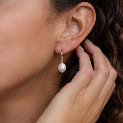 Timeless Pearl Drop Earrings: Elegance for Every Occasion
