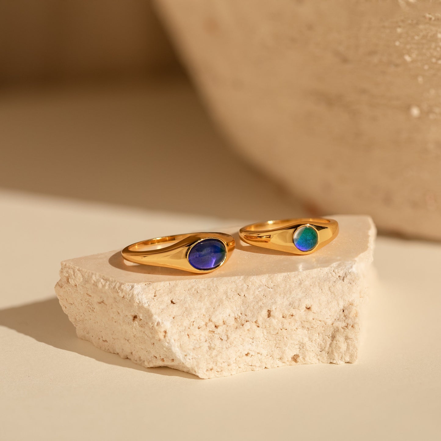 Subtle Elegance: Mini Signet Mood Ring 18K Gold