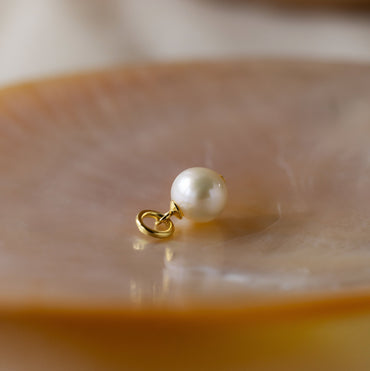 Versatile Elegance: Pearl Charm Pendant 18K Gold