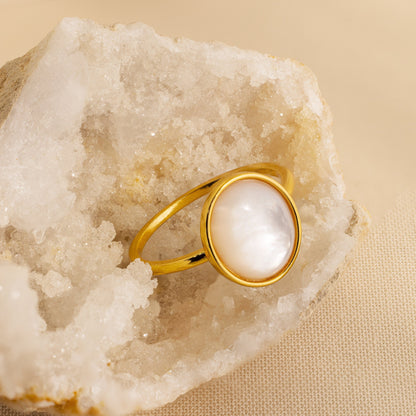 Vintage Elegance: Mother of Pearl Signet Ring 18K Gold
