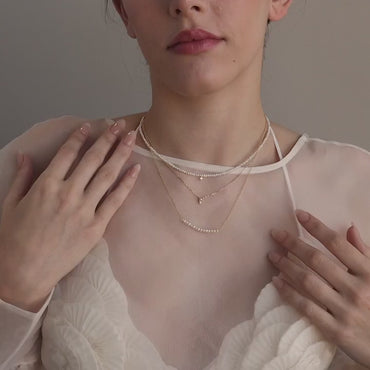 Modern and elegant curve necklace adorned with lustrous pearls, perfect for adding a touch of refinement to any outfit.
