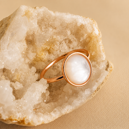 Vintage Elegance: Mother of Pearl Signet Ring
