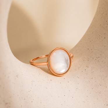 Vintage Elegance: Mother of Pearl Signet Ring