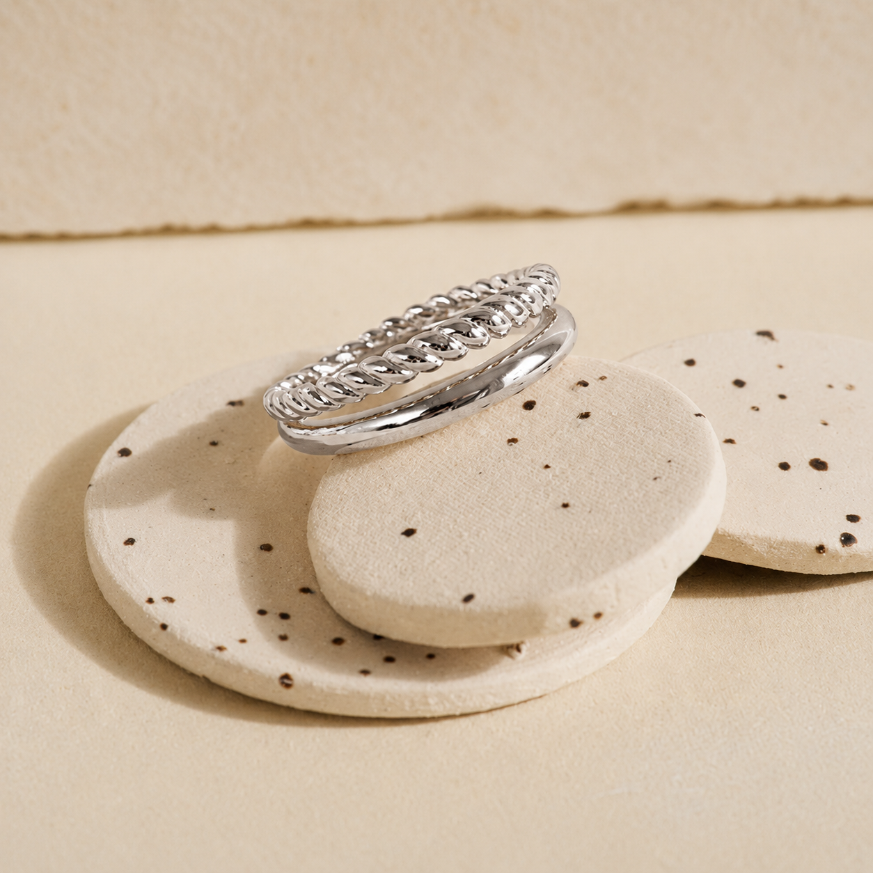 Dynamic Duo: Bold Fusion of Solid and Twisted Bands in the Minimalist Duo Ring