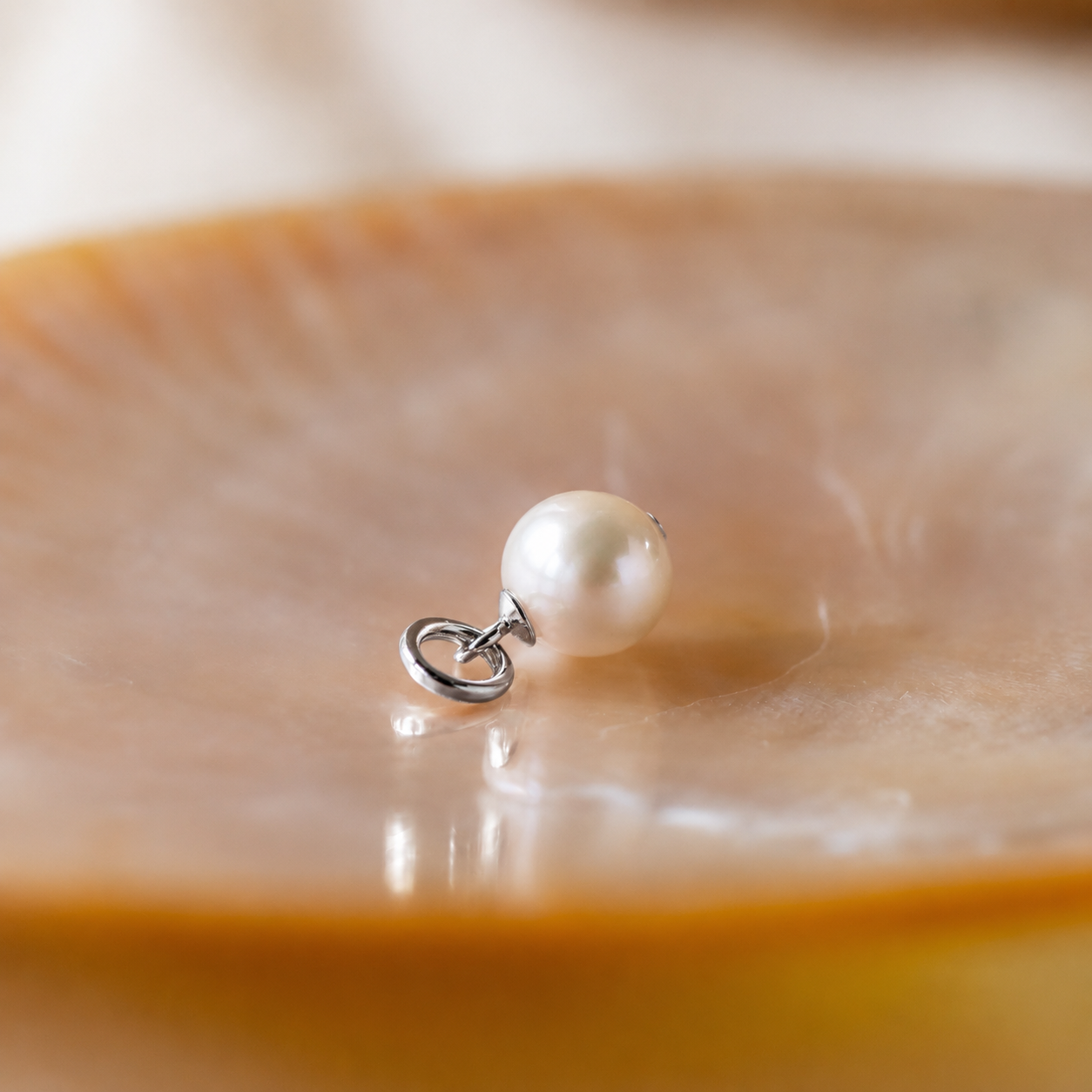 Versatile Elegance: Pearl Charm Pendant