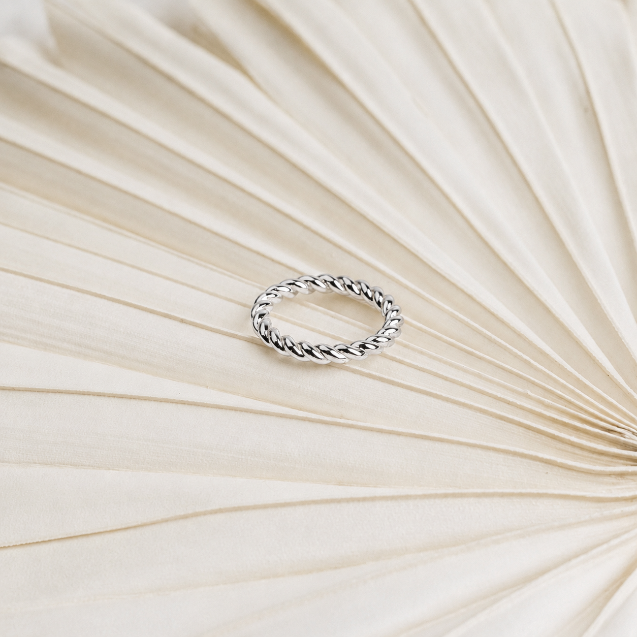 Tia Thick Twist Ring