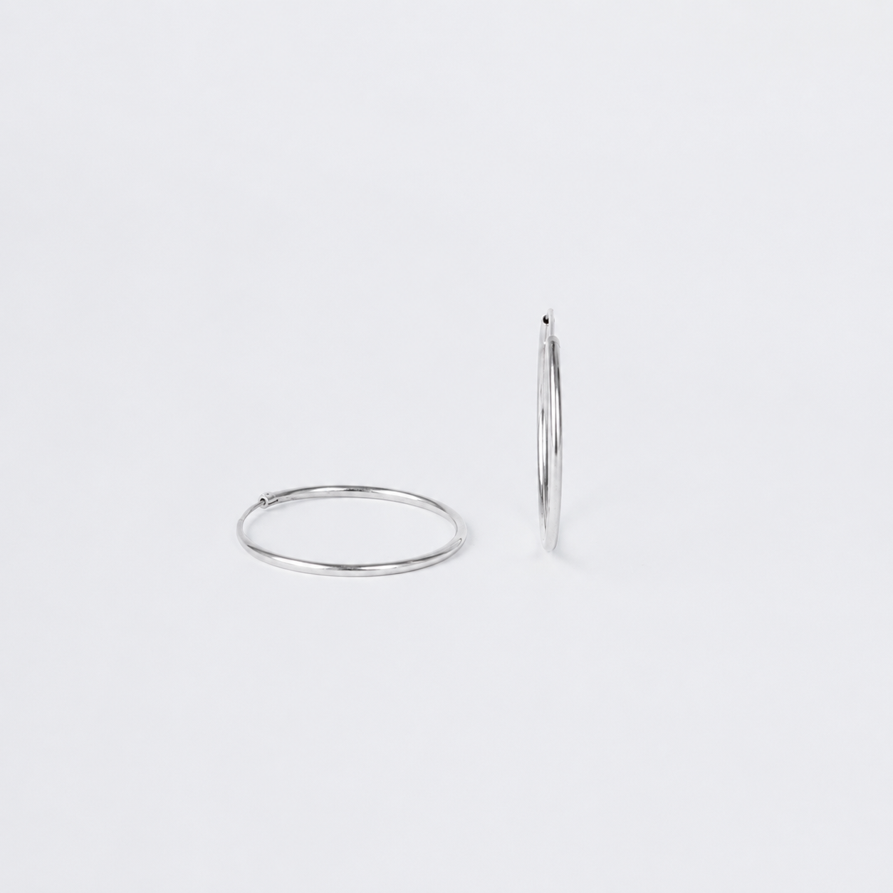 Hoop in white gold with white background