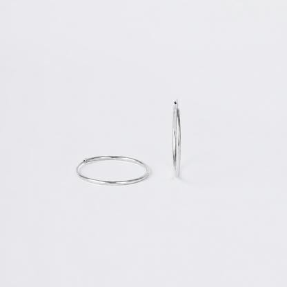 Hoop in white gold with white background